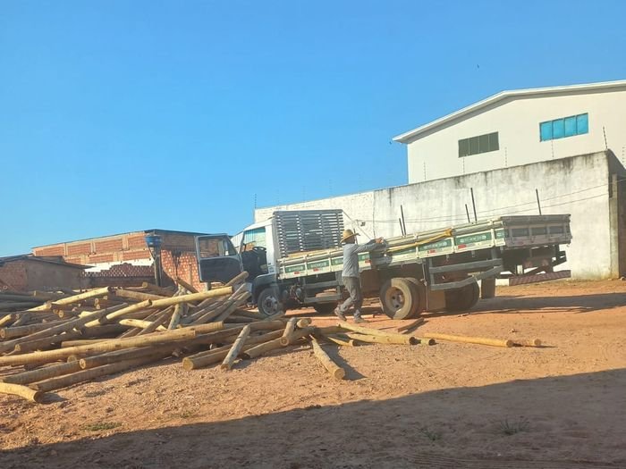 Carregamento no pátio, no pátio da empresa em Ji-Paraná.